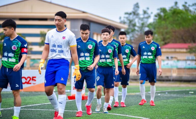 Vietnamese football players in Hà Nội ready for a match on the turf field.